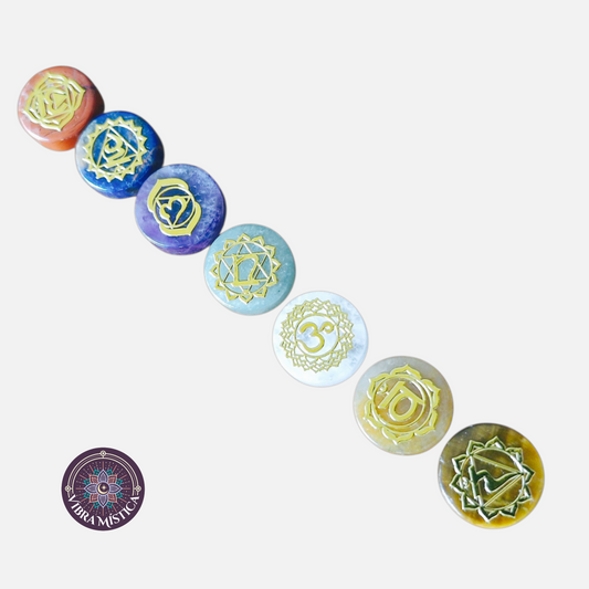 Set de Cuarzos Chakras con símbolos grabados.