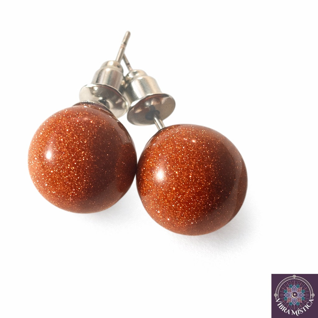 Aretes de arena dorada roja natural sobre fondo blanco - vista frontal