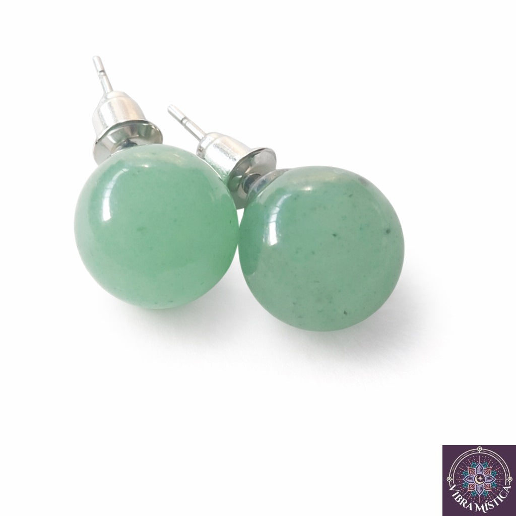 Aretes de aventurina verde natural sobre fondo blanco - vista fronta