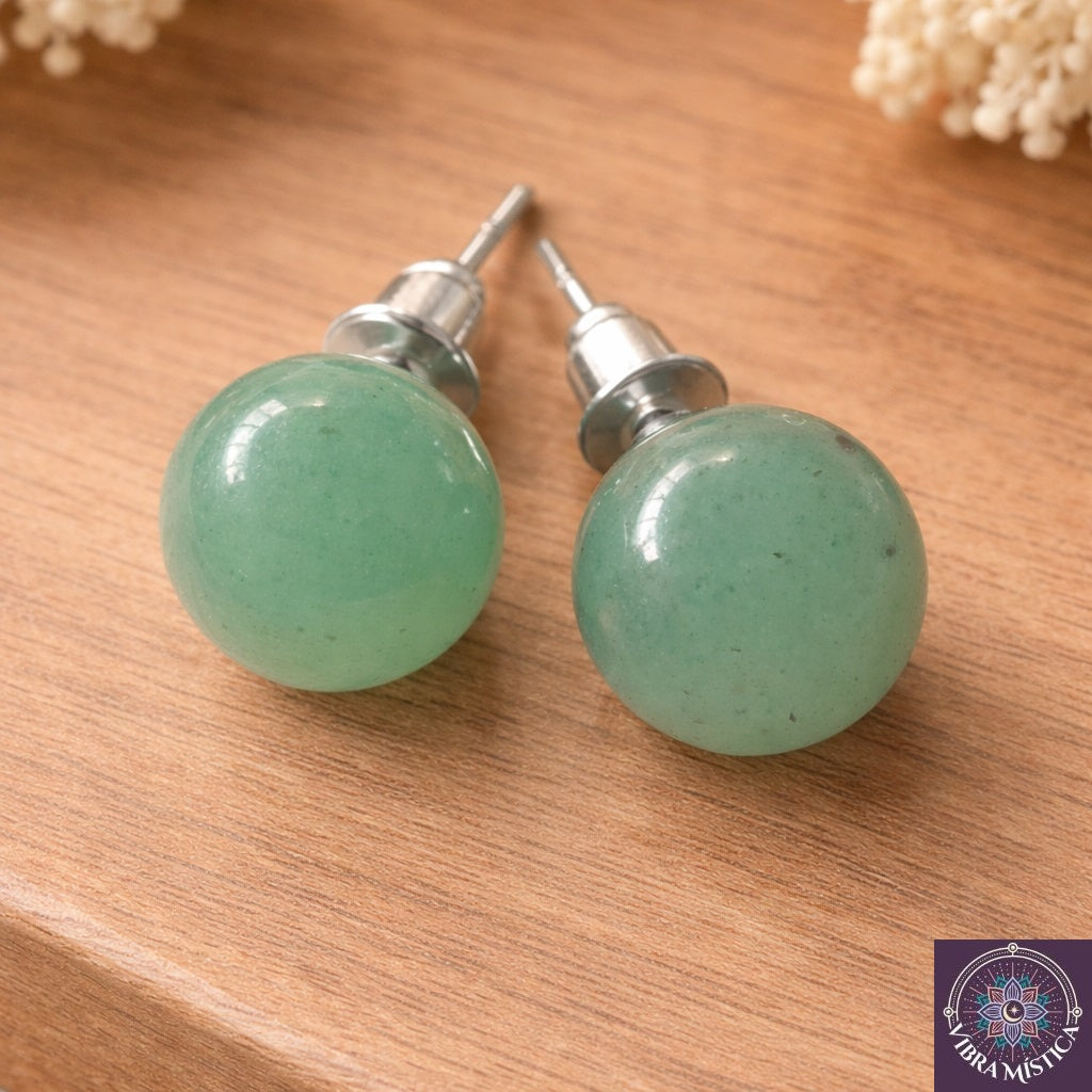 Detalle de aretes con aventurina verde mostrando brillo natural característico