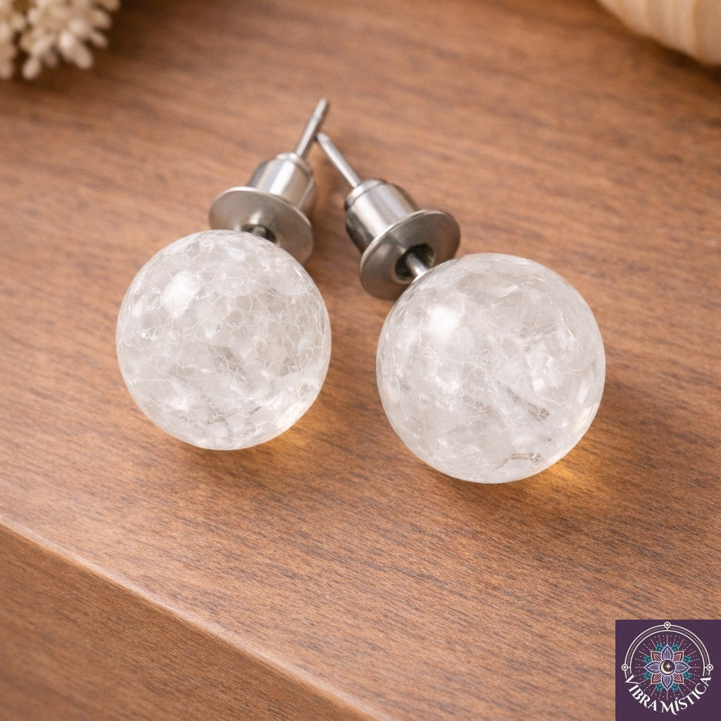 Detalle de piedra cuarzo blanco natural en aretes artesanales