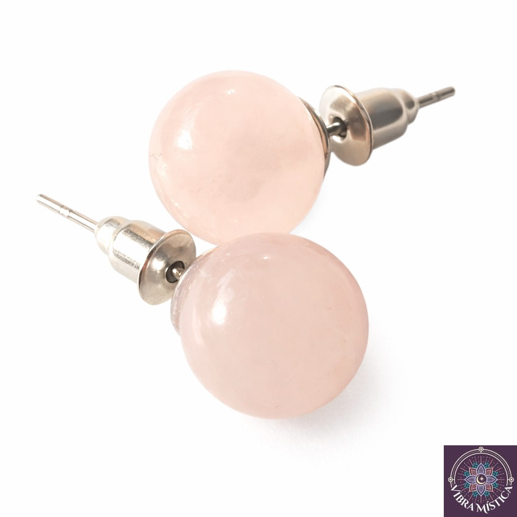 Aretes de cuarzo rosa natural sobre fondo blanco - vista frontal