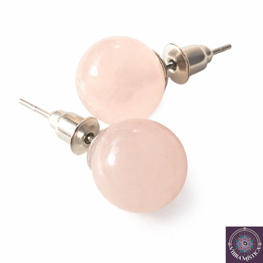 Aretes de cuarzo rosa natural sobre fondo blanco - vista frontal