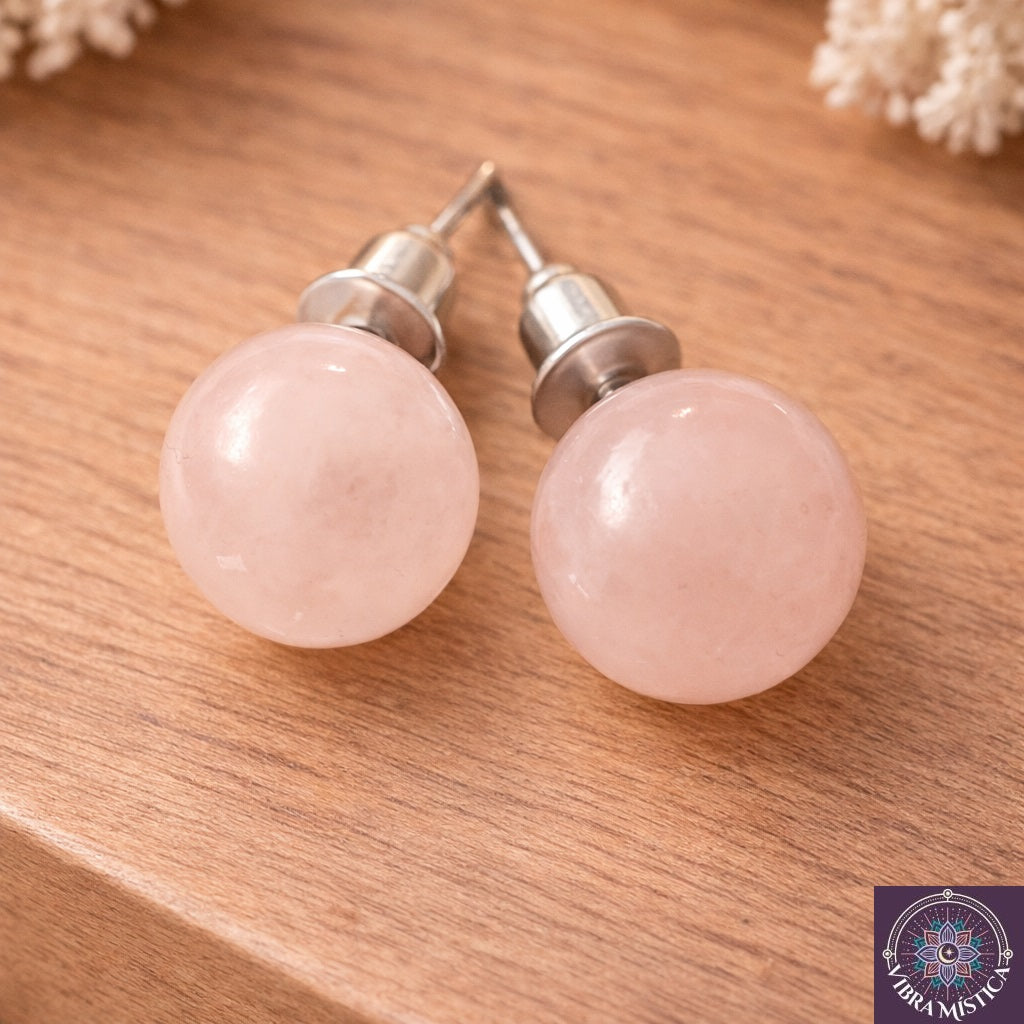 Detalle de aretes con cuarzo rosa mostrando tonos rosados suaves naturales