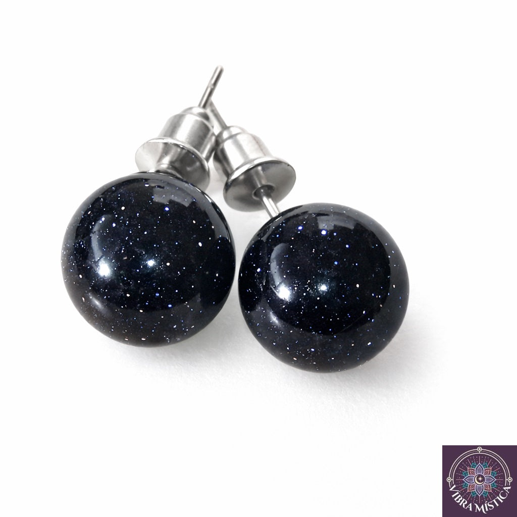 Aretes de piedra dorada azul natural sobre fondo blanco - vista frontal