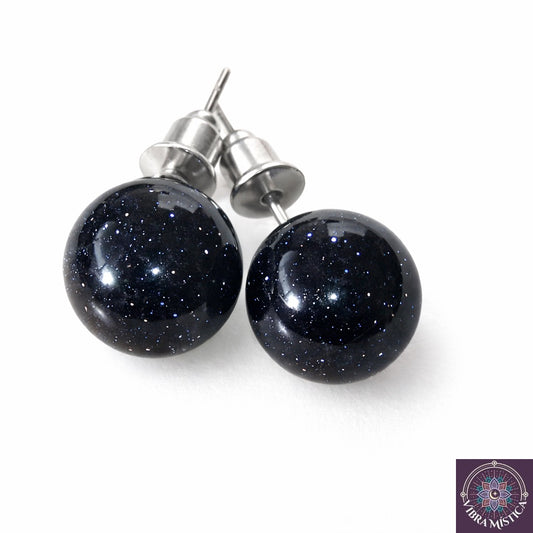 Aretes de piedra dorada azul natural sobre fondo blanco - vista frontal