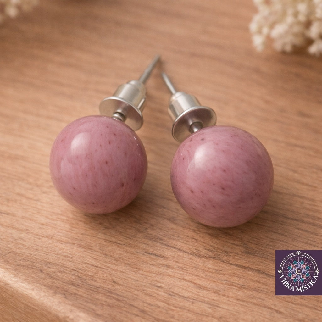 Detalle de aretes con rodocrosita mostrando bandas rosadas naturales