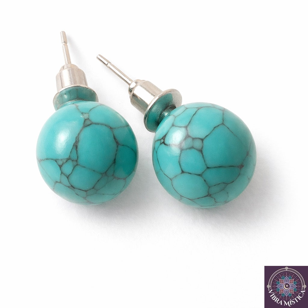 Aretes de turquesa azul natural sobre fondo blanco - vista frontal