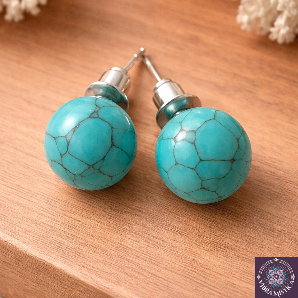 Detalle de aretes con turquesa azul mostrando tonos naturales característicos