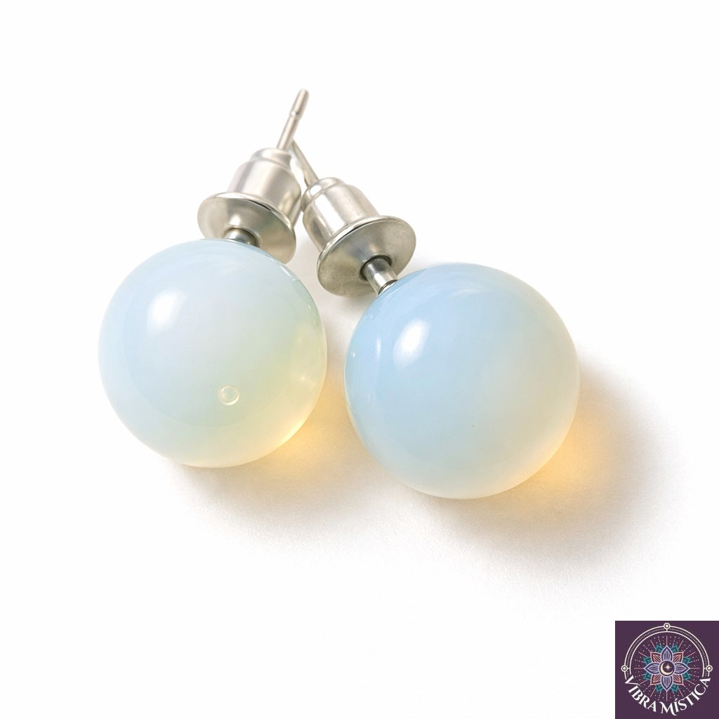 Aretes de ópalo natural con destellos iridiscentes sobre fondo blanco