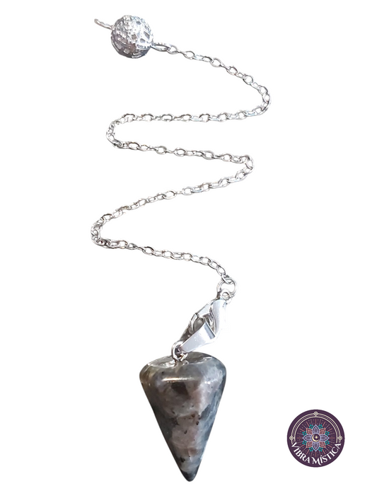 Labradorita – Magia, Intuición y Protección Espiritual.