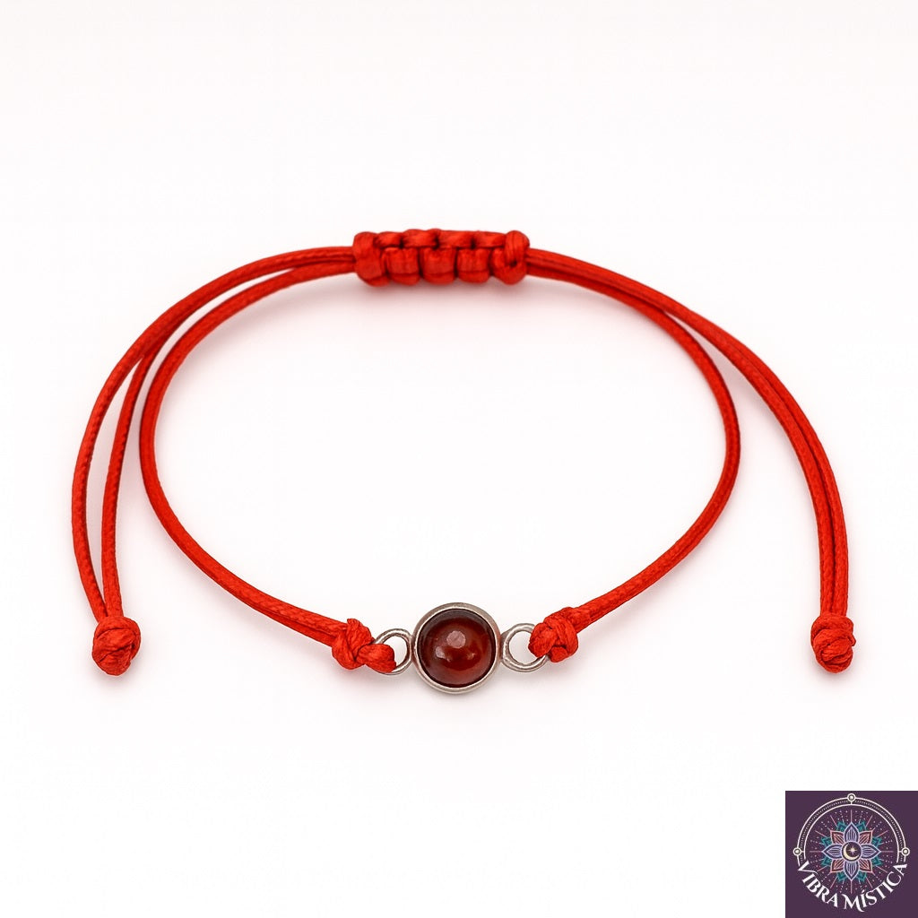 Pulsera de ágata roja natural con piedras energéticas sobre fondo blanco