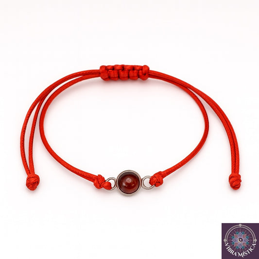 Pulsera de ágata roja natural con piedras energéticas sobre fondo blanco