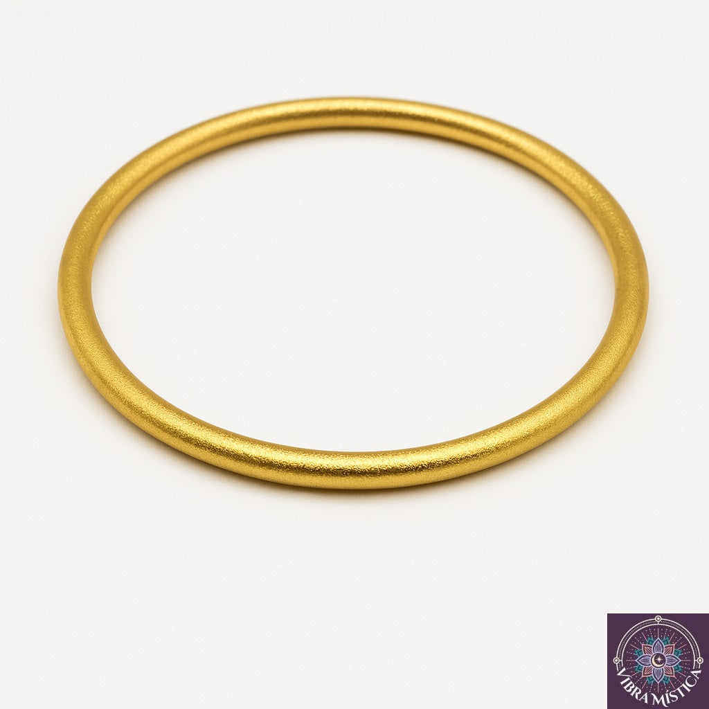 Pulsera herencia antigua diseño ancestral artesanal sobre fondo blanco