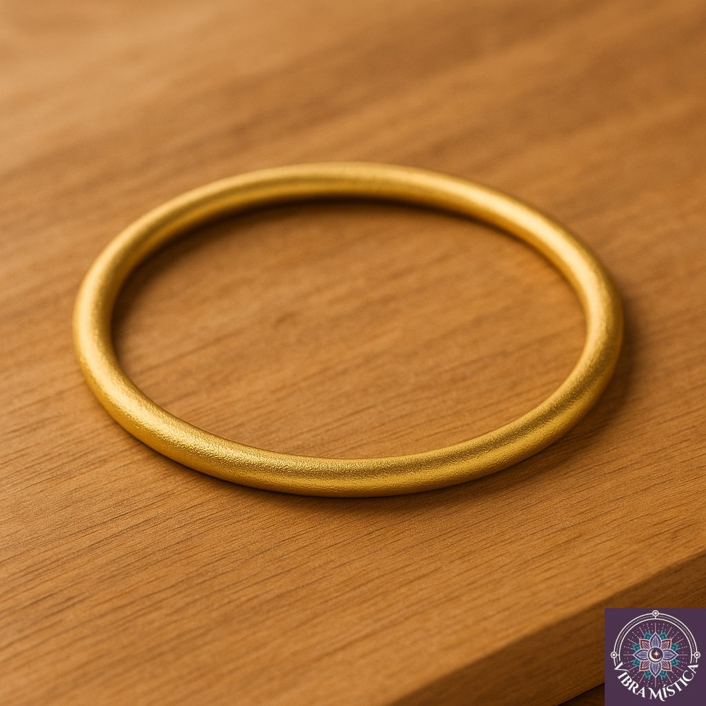 Detalle de pulsera espiritual con símbolos ancestrales de protección