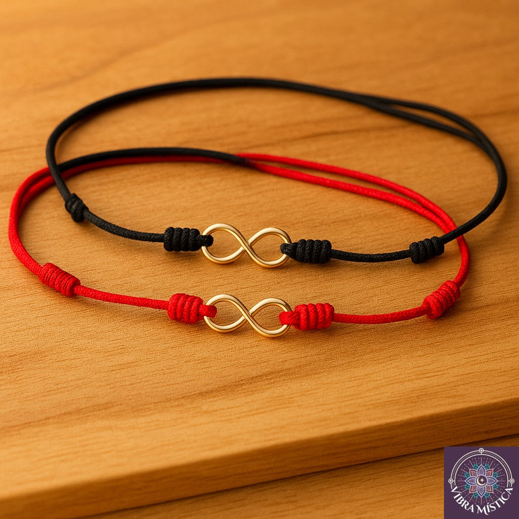 Detalle de pulsera minimalista con símbolo infinito rojo y negro