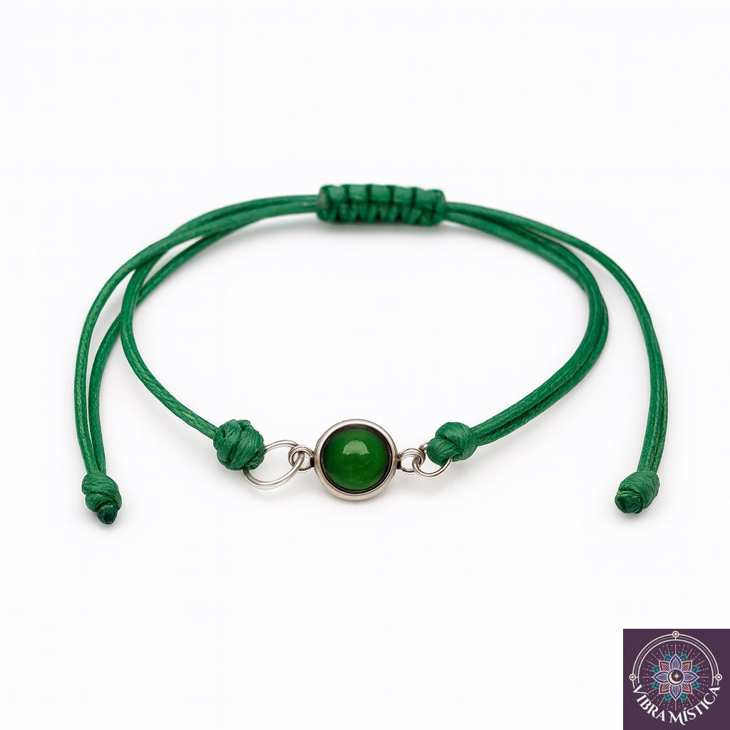 Pulsera de jade verde natural con cuentas pulidas sobre fondo blanco