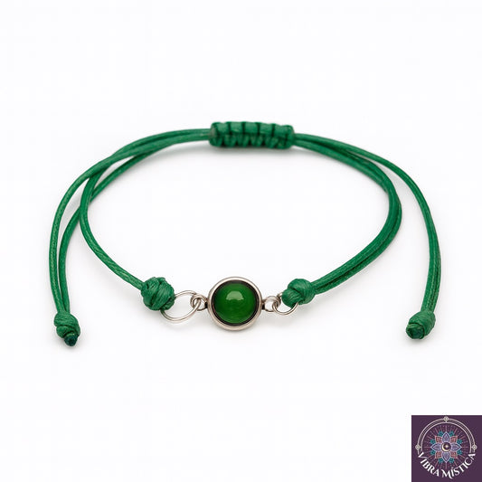 Pulsera de jade verde natural con cuentas pulidas sobre fondo blanco