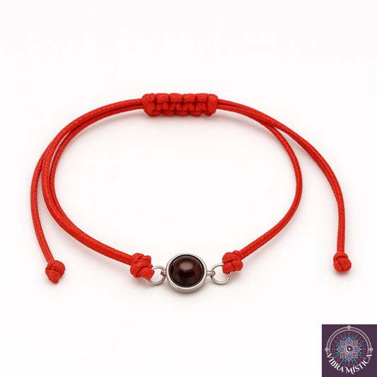 Pulsera de Ojo de Tigre natural con piedras doradas sobre fondo blanco