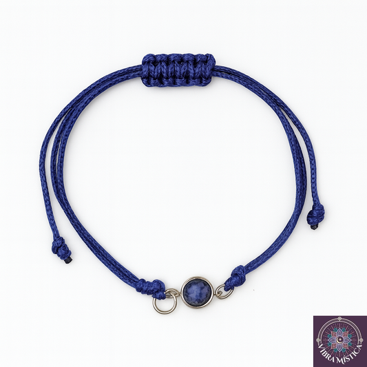 Pulsera de sodalita natural azul con cordón ajustable sobre fondo blanco