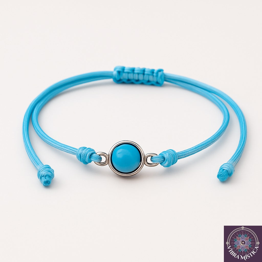 Pulsera de turquesa azul natural con piedras energéticas sobre fondo blanco